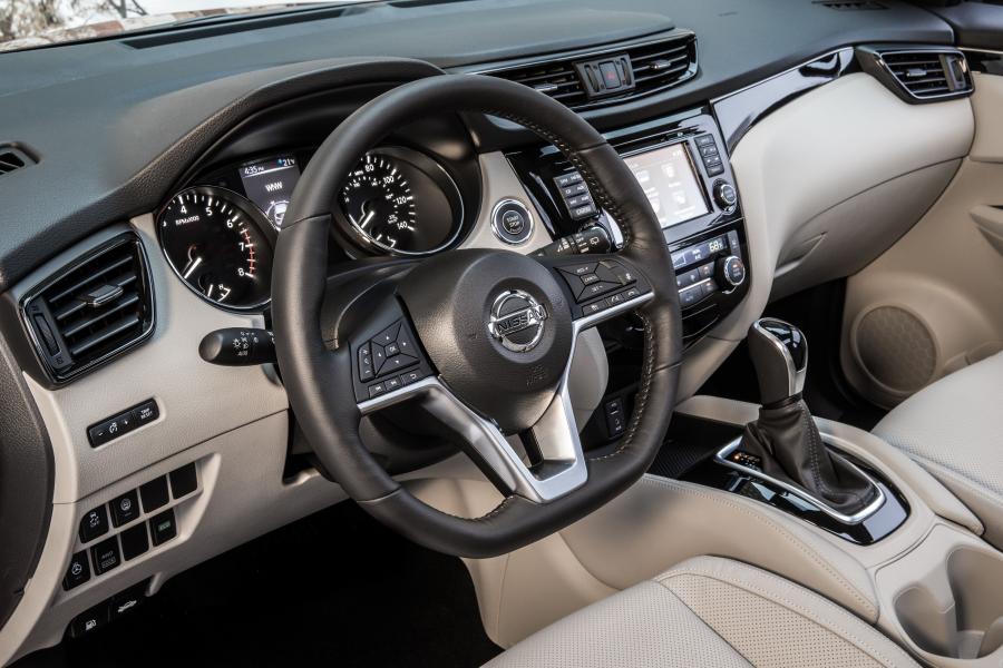 Панель приборов Nissan Rogue Sport 2017 года  (фото 22 из 71)